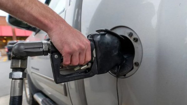 أسعار البنزين في أمريكا تتجاوز 3 دولارات للجالون لأول مرة منذ نوفمبر