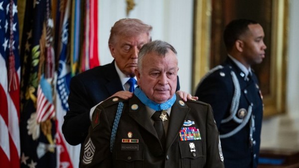 ترامب يمنح ثلاثة جنود وسام الشرف الأمريكي