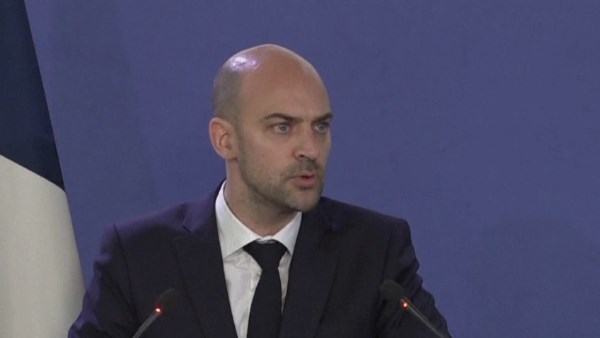 فرنسا تستعد لتسيير رحلات لإعادة رعاياها العالقين بالشرق الأوسط