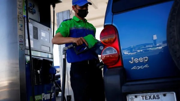 "فاينانشيال تايمز": الحرب على إيران تشعل أسعار الوقود في أمريكا وتدفعها لمستويات قياسية