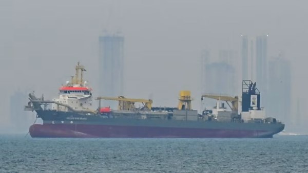 فاينانشيال تايمز : تكاليف تأمين السفن عند مضيق هرمز تقفز 12 ضعفا