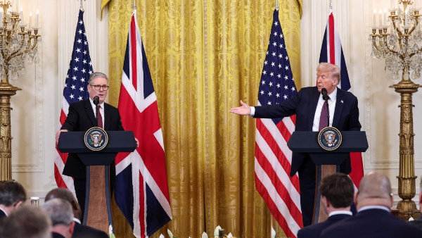 ترامب وستارمر يناقشان استخدام قواعد سلاح الجو الملكي
