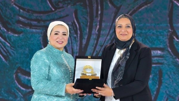 تكريم نائب رئيس جامعة عين شمس في احتفالية "المرأة المصرية أيقونة النجاح"