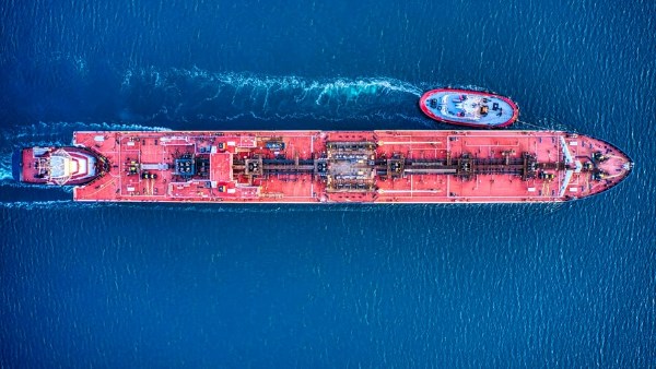 الضربة الأمريكية لجزيرة خرج الإيرانية تنذر بتفاقم اضطرابات سوق النفط