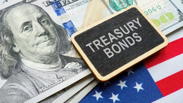 توترات الحرب وارتفاعات النفط يمحوان مكاسب سندات الخزانة الأمريكية منذ بداية العام