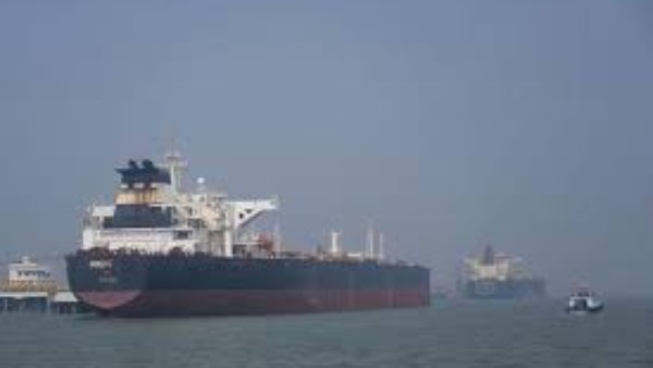 أسوشيتد برس: رغم الحرب عشرات السفن تعبر هرمز ..وإيران تحافظ على صادراتها النفطية