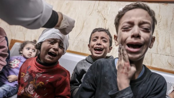 استشهاد مواطن في غزة واعتقال طفلين وسقوط شظايا صواريخ بالضفة