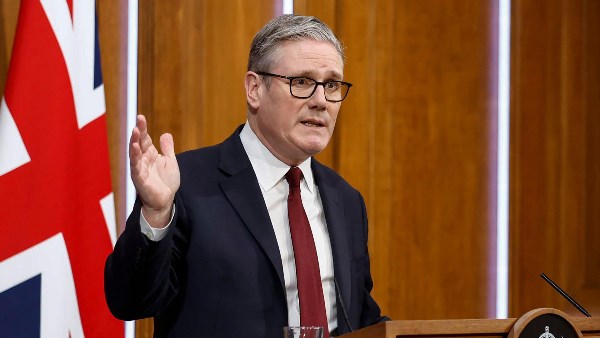 ستارمر و ترامب يبحثان هاتفيا سُبُل إعادة فتح مضيق هرمز