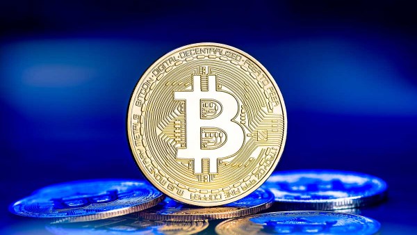 "بيتكوين" تتراجع إلى 68 ألف دولار مع تصاعد التوترات الجيوسياسية في الشرق الأوسط