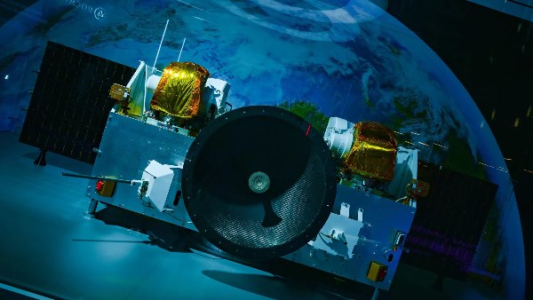 روسيا تطلق 16 مركبة فضائية من أقمار 