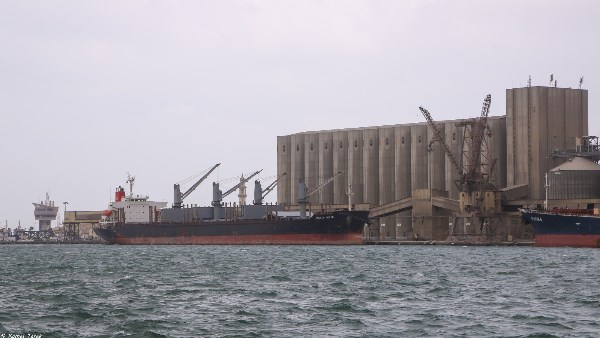 انتظام حركة الملاحة بميناء دمياط رغم سوء الأحوال الجوية .. واستقبال 11 سفينة خلال 24 ساعة