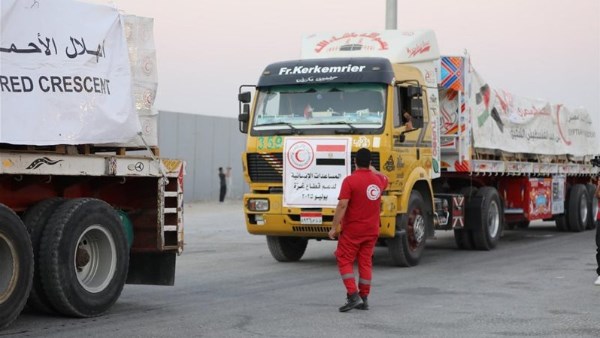 قافلة "زاد العزة" الـ164 تدخل إلى الفلسطينيين في قطاع غزة