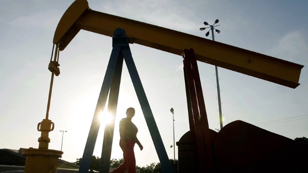 اليابان تبدأ مجددا السحب من مخزوناتها النفطية