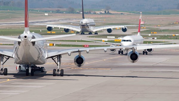 شركات الطيران العالمية تواجه معضلة الأسعار مع ارتفاع الوقود وتراجع الطلب على السفر