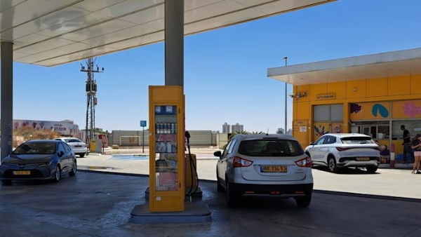 إسرائيل تجمد خفض ضريبة الوقود بسبب حرب إيران