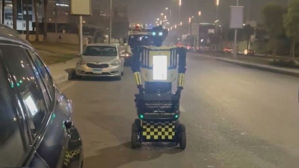 أول رجل مرور آلي