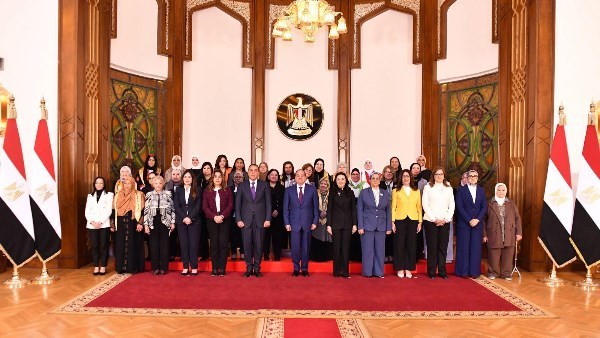 الرئيس عبد الفتاح السيسي والامهات المثاليات