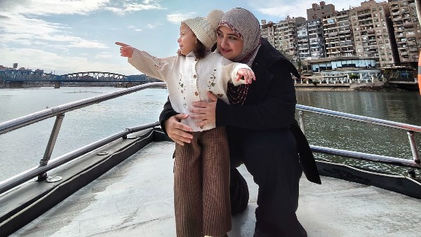 الطفلة وأمها