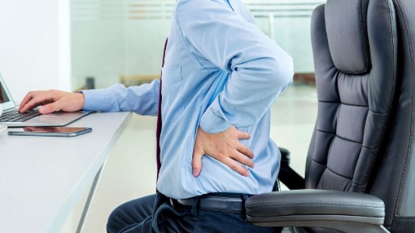 الجلوس الطويل يرهق العمود الفقري