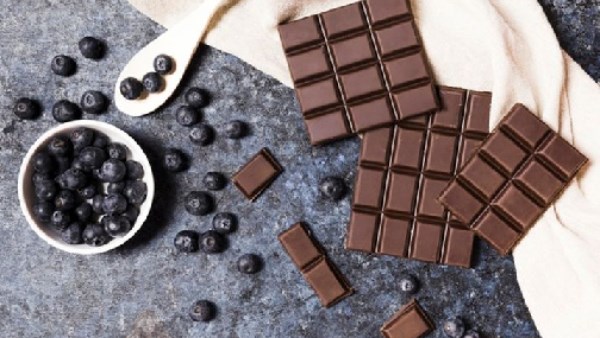 مزيج غذائي للدماغ: كيف يدعم التوت الأزرق والشوكولاتة الداكنة الإدراك والتركيز؟