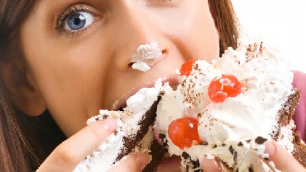 حيلة بسيطة للتحكم في الرغبة الشديدة بتناول الحلويات.. ما هي؟