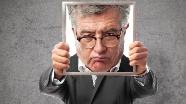 المدير النرجسي.. كيف يهدد صحتك النفسية والجسدية؟