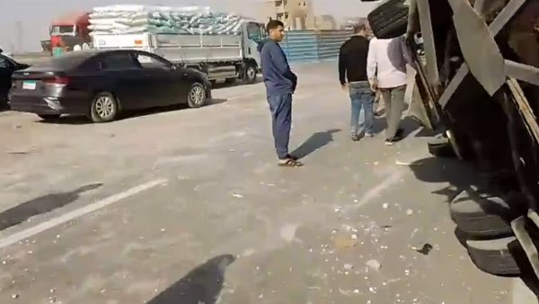 حادث تصادم بين سيارات على الطريق الأوسطي