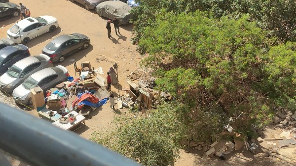 حي السلام يزيل مخالفات بشارع الخمسين