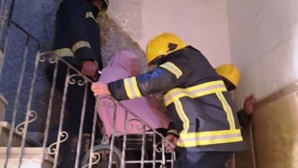 الحماية المدنية تساعد فى إنزال سيدة من عقار