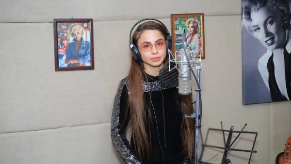 الفنانة دوللي شاهين 