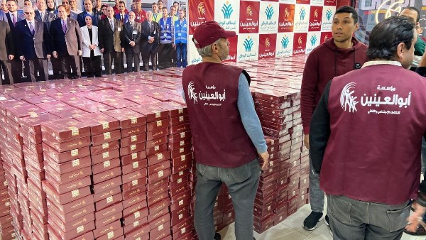 توزيع كعك العيد 