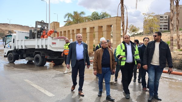 انتشار مكثف للمعدات.. ورئيس القابضة للمياه يتابع ميدانيًا أعمال سحب مياه الأمطار بالقاهرة والجيزة