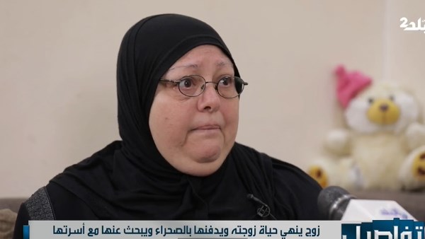 أم تبكي بسبب مقتل ابنتها 