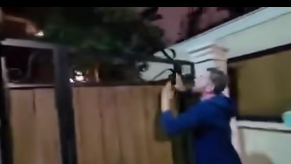 مستوطن يستنجد بوزير التعليم الإسرائيلي لفتح ملجأه خلال القصف 