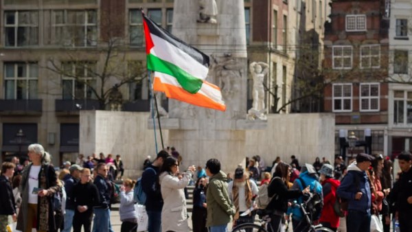 أمستردام تُحيي ذكرى أطفال وصحفيي غزة بفعالية رمزية في ساحة “دام”