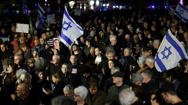 آلاف الإسرائيليين يحتجون ضد حكومة نتنياهو قبيل يوم الذكرى في تل أبيب 