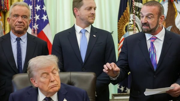 ترامب يغفو مجددا خلال اجتماع 