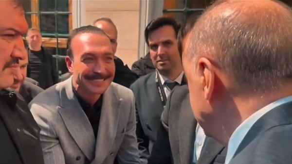  الممثل التركي الشهير غوركيم سافينديك مع الرئيس أردوغان 