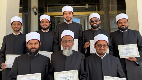 متدرب الهند مع شهادات إتمام الدورة التدريبية