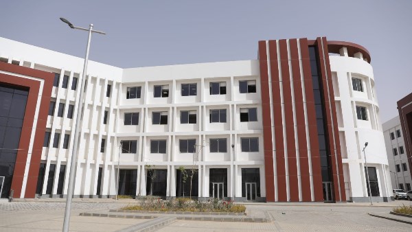  مجمع المعامل المركزية بـ«بدر» 