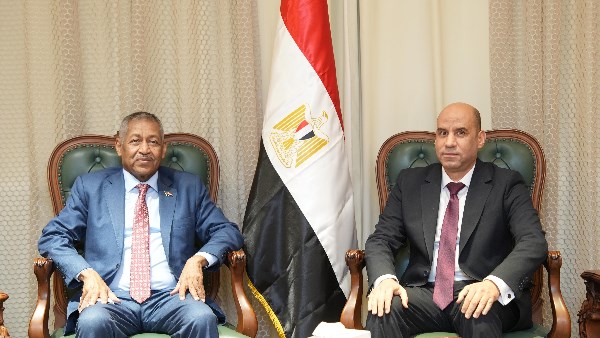 حسن رداد وزير العمل - السفير فريق أول مهندس عماد الدين مصطفى عدوي سفير جمهورية السودان لدى مصر