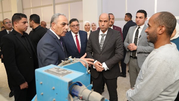 وزير العمل خلال جولته