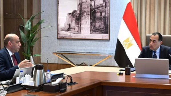 رئيس الوزراء خلال لقائه وزير العمل