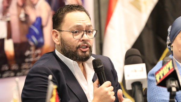 الفنان أحمد رزق من تكريم أبطال مسلسل اللون الأزرق 