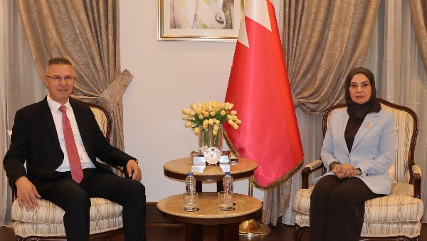 فائد مصطفى يلتقي السفيرة فوزية بنت عبد الله زينل