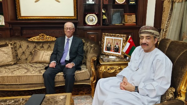 سفير سلطنة عمان بالقاهرة ونظيره الياباني 