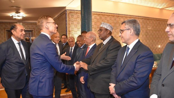 مندوب الصومال يصافح رئيس فنلندا خلال زيارته الأمانة العامة 
