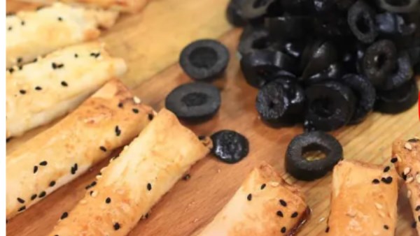 بدون لحوم .. طريقة عمل جلاش بالجبنة والزيتون