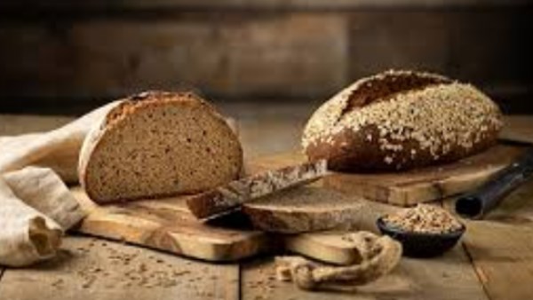 الفرق بين خبزي القمح والشعير.. لن تتوقع