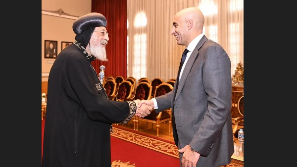 وزير التعليم يهنئ  البابا تواضروس